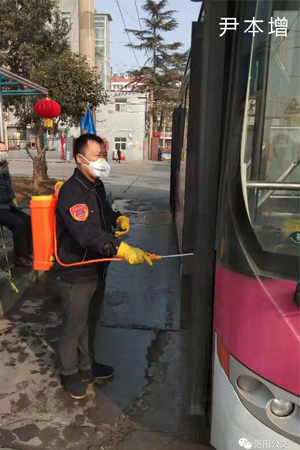 抗擊疫情，讓黨旗飄揚(yáng)在公交防控一線